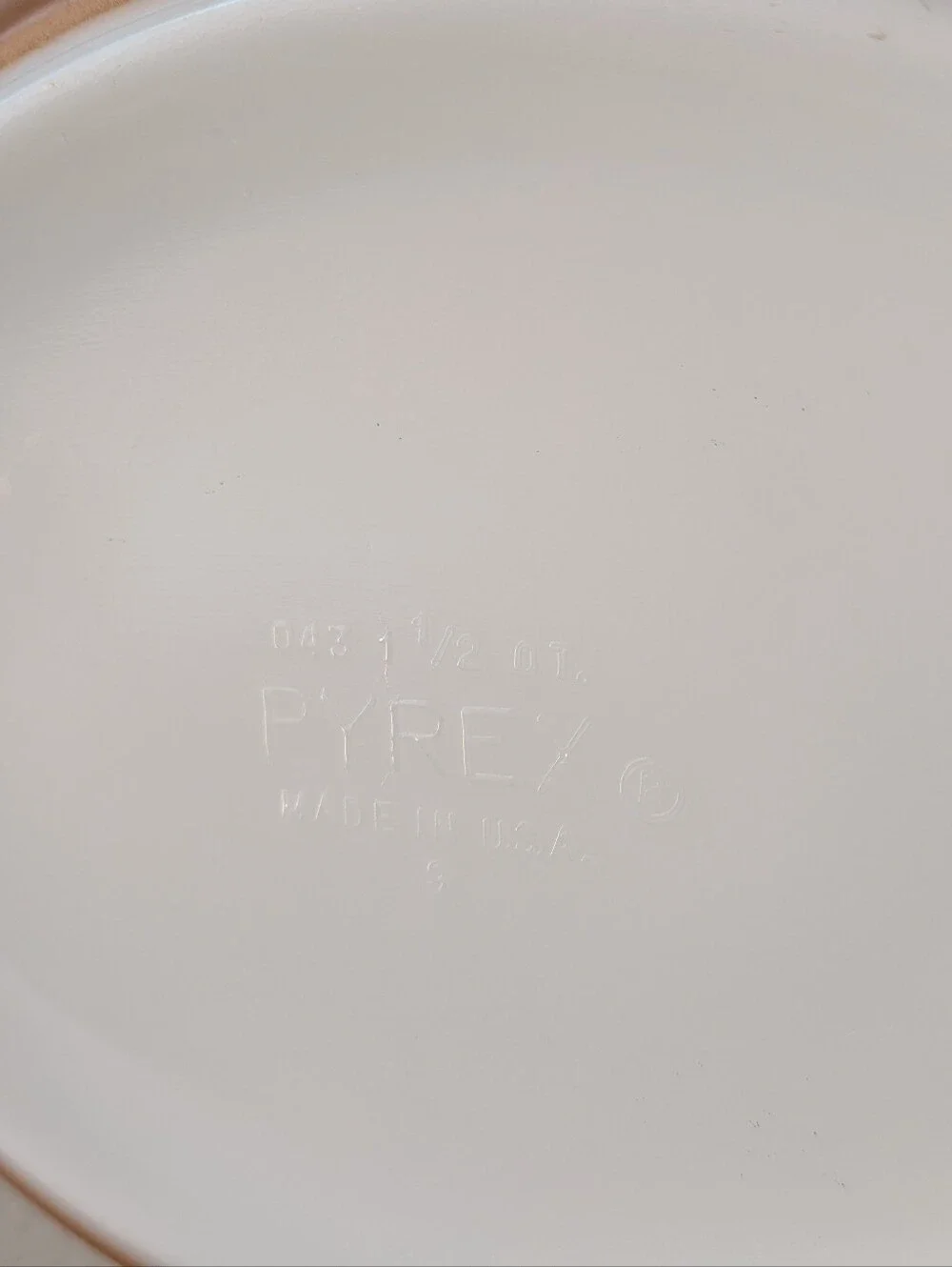 VTG Pyrex Oval Casserole Dish 1-1/2 Quart in Early American Gold on Brown #043